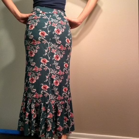 Flouncy, Sexy, Floral Skirt - Picture 3 of 6